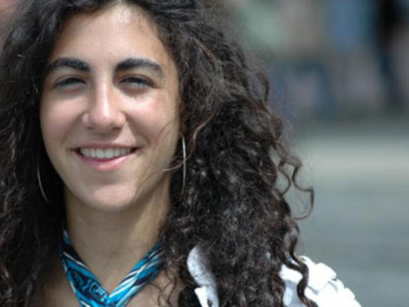 لاعبة التايكواندو اللبنانية أندريا باولي: تعتبر أول لاعبة من بلادها تشارك في تصنيف أساسي لرياضات القتال في تاريخ الأولمبياد، كما سيكون لها شرف حمل علم وطنها خلال حفل الافتتاح.