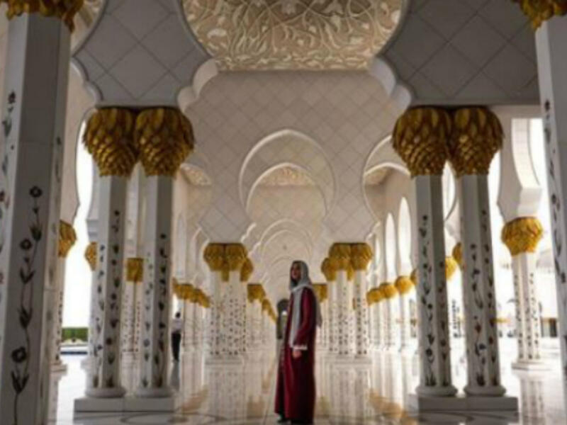 Dua made sure to do some sight seeing in Abu Dhabi before her sold out concert and visited Al Sheikh Zayed mosque (Source: Dua Lipa - Instagram)