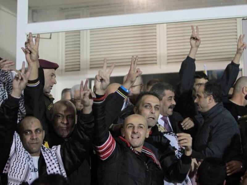 Freed Palestinian prisoners are greeted as they arrive at the Mukata Presidential Compound in the early hours on December 31, 2013 in Ramallah, West Bank. [AFP]