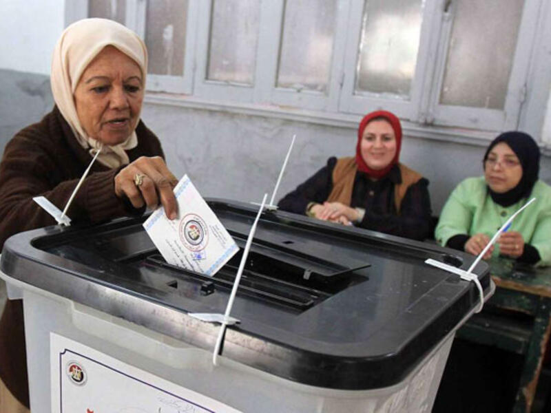 An Egyptian woman casts her vote at a polling station in al-Montazah district, Alexandria City. (AFP/ File Photo)