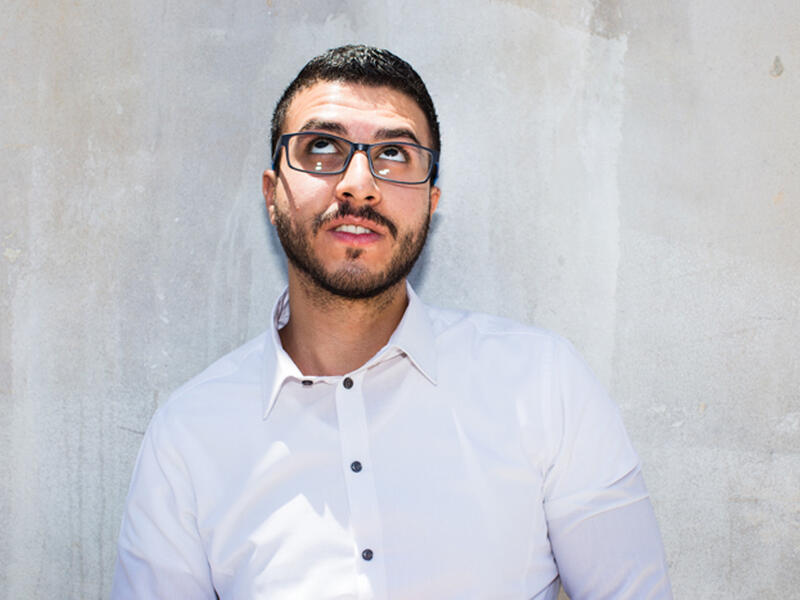 Arabic no sign tut, cluck head tilt