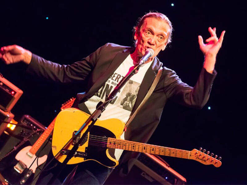 George “G. E.” Smith, longterm bandleader and musical director for TV’s "Saturday Night Live” had been lead guitarist in the ’80s band Hall & Oates. He held the same job for Bob Dylan from 1988 to 1990. Born in 1952, his real (Lebanese!) last name is Haddad, and he was briefly married to comedian Gilda Radner.
