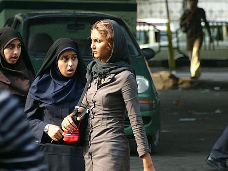 الحجاب قرار شخصي أو حرية شخصية وعند اتخاذك مثل هذا القرار يجب أن تكوني قادرة على تنفيذه بشكل صحيح ولو اختلفنا بنوعية الملابس التي يجب أن ترتديها المرأة المحجبة لا يجب أن نختلف على أن ييغطي الحجاب كامل الرأس، فأن يظهر نصف شعرك .. هذا يسمى أي شيء إلا حجاب!