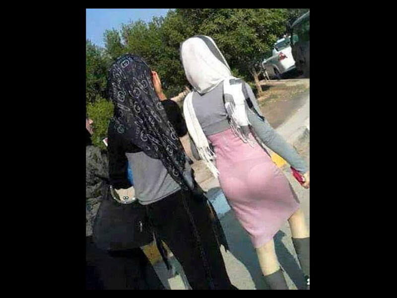 من أغرب واكثر الصور الصادمة التي تم تداولها في مواقع التواصل الاجتماعي، فيبدو أن هذه الفتاة حجبت شعرها بالكامل بالفعل ولكنها بالمقابل أظهرت "ملابسها الداخلية"!