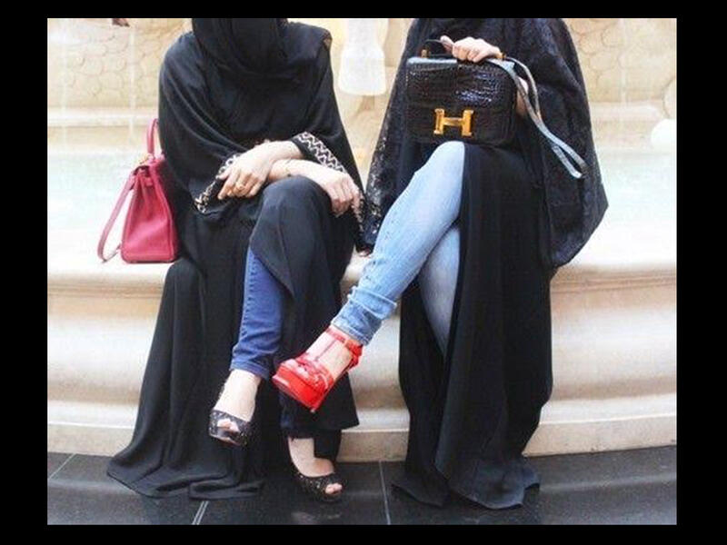 العباية او الجلباب هم الحل الأمثل للعديد من النساء المحجبات لارتداء ما يحلو لهن أسفل العباية والجلباب بدون أن يتعرضن للانتقاد، ولكن لأن بعض الدول تفرض العباية على المرأة بشكل اجباري قد تضطر بعض النساء اللواتي يكرهن الالتزام بها بإظهار بعض اناقتهن وستايلهن بطريقة معينة!