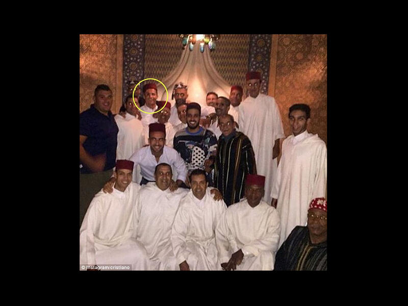 Cristiano Ronaldo arabic dress 