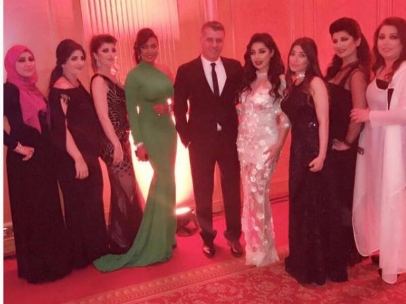 حضرت الفنانة وعد حفل زفاف أحد أصدقائها في بيروت وحرصت على مشاركة متابعيها بأجواء الحفل حيث نشرت صوراً منه وظهرت في الصورة بإطلالة مثيرة ارتدت فيها فستان أخضر ذو كتف واحد ضيق جداً بشكل أبرز منحنيات جسدها بطريقة جريئة.