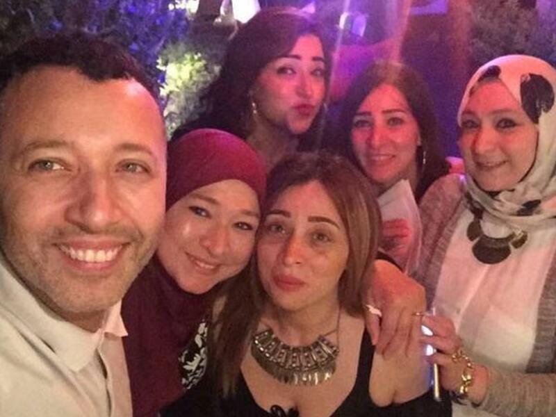 تداول نشطاء مواقع التواصل الاجتماعي مجموعة صور يظهر فيها أحمد فهمي مع والدته المحجبة وشقيقاته الأربعة الصور أظهرت فهمي مع والدته وشقيقاته في لقطات طريفة جمهور الفنان المصري عبروا عن إعجابهم الشديد بالصور مؤكدين أنه يوجد شبه كبير بينهم.