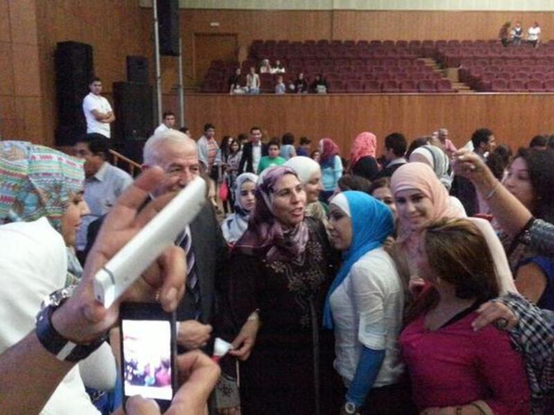 تهافت الجمهور بعد الحفل للسلام والترحيب بالحاجة "أم شادي" والتقاط الصور معها