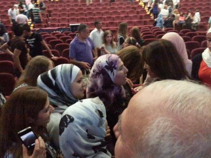 تواجدت في الحفل الحاجة "أم شادي" والدة الفنان محمد عساف الذي بدوره قام بتحيتها خلال الحفل على طريقته الخاصة