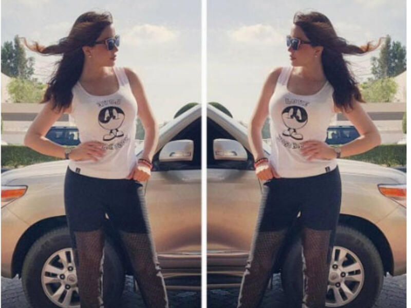 نشرت الممثلة السورية نسرين طافش، صورة جديدة لأحدث إطلالة لها، عبر الإنترنت. ظهرت طافش في الصورة وهي ترتدي بنطالاً شفافاً أسود اللون، ارتدت Short تحته. ونالت اطلالتها اعجاب العديد من معجبيها!