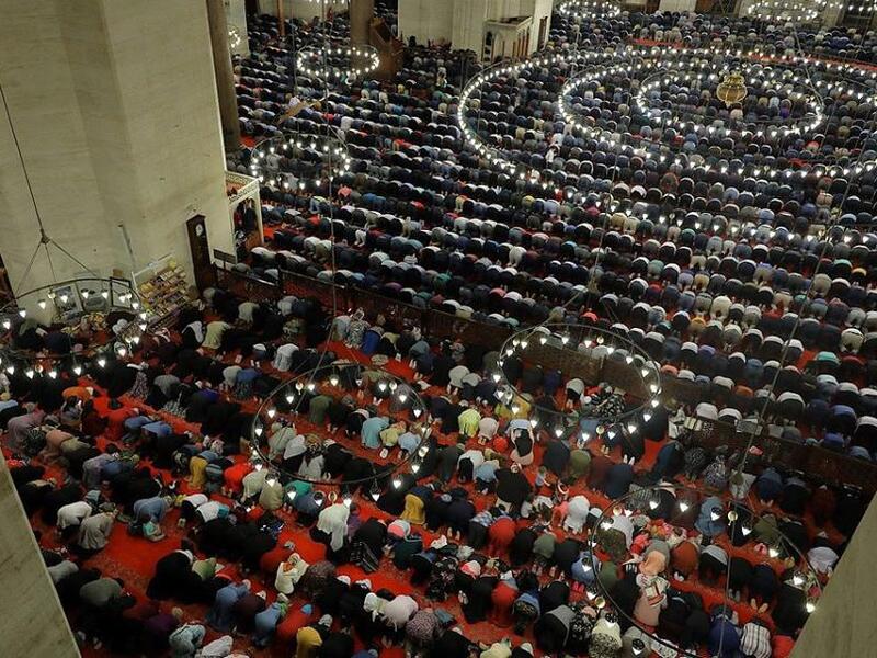 مسلمون تركيا يحيون ليلة القدر