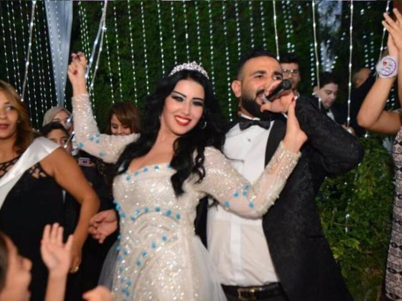 الفنانة سمية الخشاب: بعد زواج سري وعلاقة حب طويلة بين الفنان أحمد سعد والفنانة ريم البارود، صدم سعد الجمهور وزوجته السابقة البارودي بخبر زواجه بشكل مفاجئ من الفنانة سمية الخشاب.
