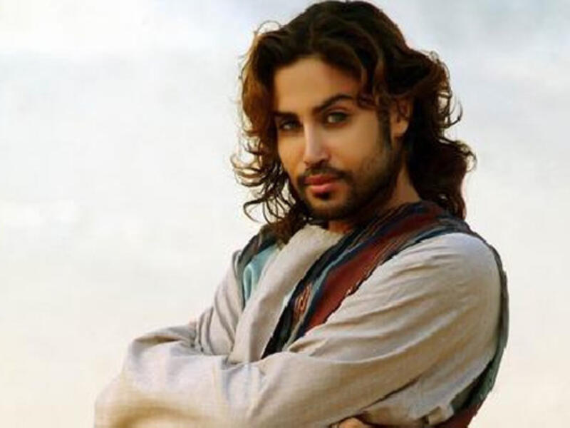 تومي عمران ولدَ من أب سعودي و أم تركية، تربى في أمريكا و عاش حياته في فرنسا و اليونان ورغم ان تومي كان متزوج من سيدة فرنسية إلا أن العديد يشكون بميوله الجنسية بسبب مظهره الخارجي.