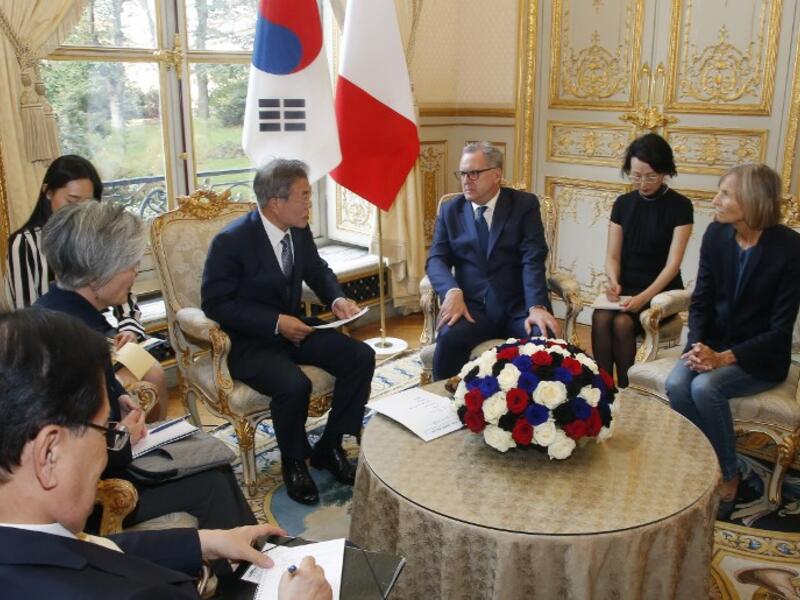 South Korean President Moon Jae-in (L) meets with the President of the National Assembly Richard Ferrand (C) on October 15, 2018 in Paris. (Michel Euler / POOL / AFP)