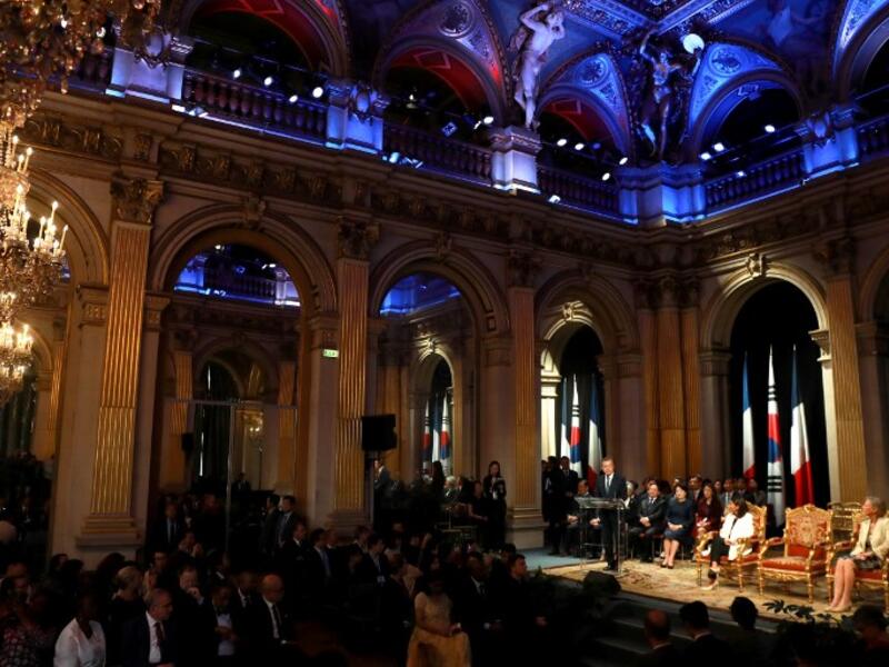 South Korean President Moon Jae-in (C) delivers a speech next to Paris Mayor Anne Hidalgo (2nd-R) during a meeting at the City Hall in Paris on October 16, 2018. (JACQUES DEMARTHON / AFP)