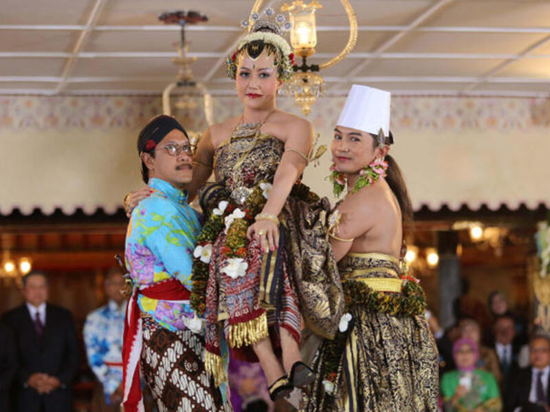 Yogyakarta Sultan Hamengkubuwono X's fourth daughter Princess Hayu, 29, is carried by her groom Prince Notonegoro (R) and uncle Suryodiningrat (L) during the royal wedding ceremony at the sultan's palace. (Image credit: AFP)