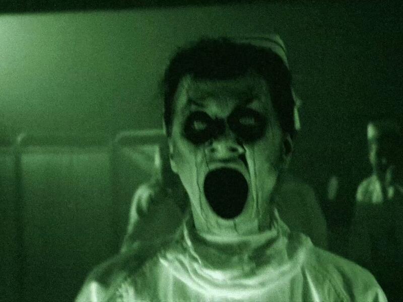 Grave Encounters : برنامج تلفزيون الواقع الذي يحاول أفراده استكشاف مستشفى أمراض عقلية مهجور ومسكون في الأشباح