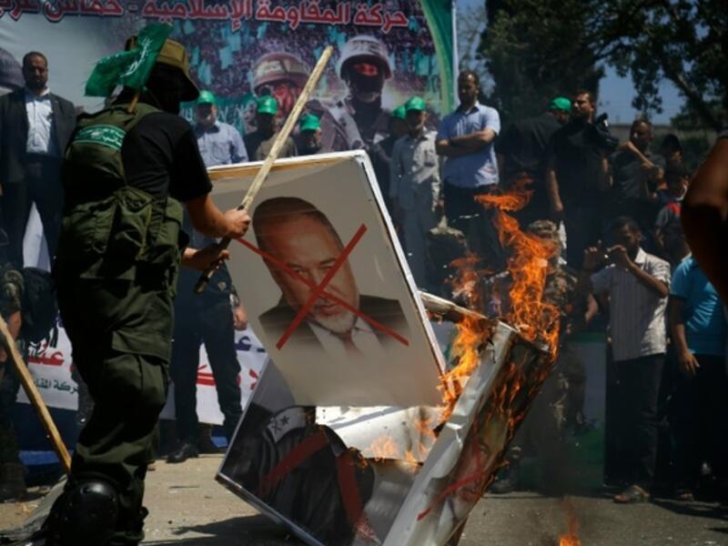 Hamas burns Lieberman's picture