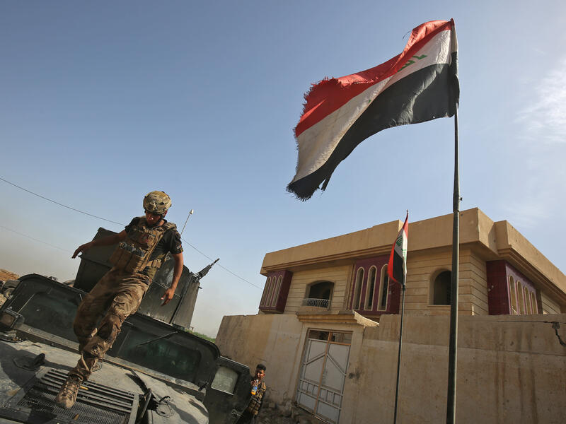 An Iraqi soldier steps off a vehicle in west Mosul, May 10 2017. (AFP/Ahmad al-Rubaye) 