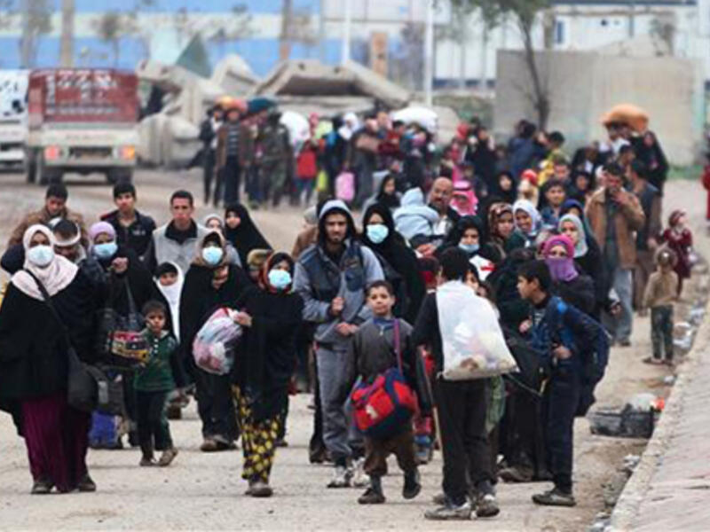 This image shows displaced residents of western Mosul fleeing their neighborhood on March 15, 2017, as Iraqi forces continue to advance in the embattled city against Daesh occupiers. (AFP)