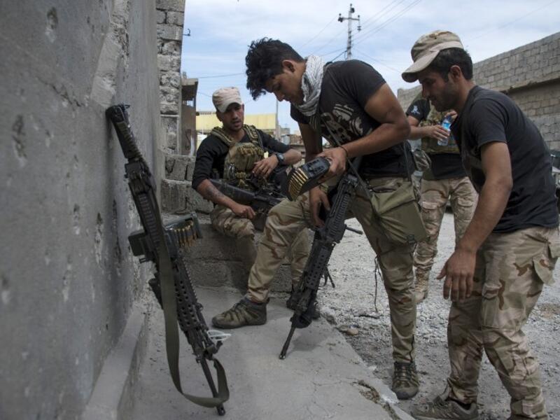 Members of the Iraqi forces get ready in Mosul's northwestern al-Haramat neighborhood before going to the front line on May 13, 2017, during the ongoing offensive to retake the city from Daesh fighters. (AFP/Fadel Senna)