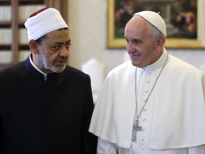 Pope Francis talks with Egyptian Grand Imam of al-Azhar Mosque Sheikh Ahmed Mohamed al-Tayeb during a private audience at the Vatican on May 23, 2016. (AFP/Max Rossi)