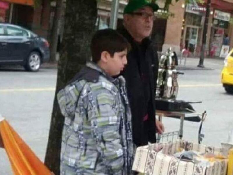 Mamoun al-Hamasi and his son selling coffee on the side of the road in Vancouver. (Twitter)