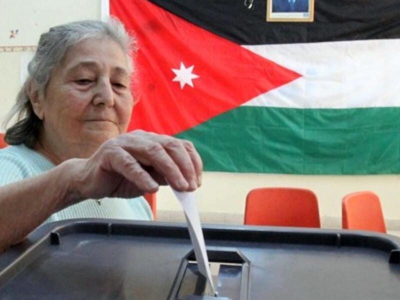 A Jordanian woman casts her ballot during previous elections. (AFP/File)