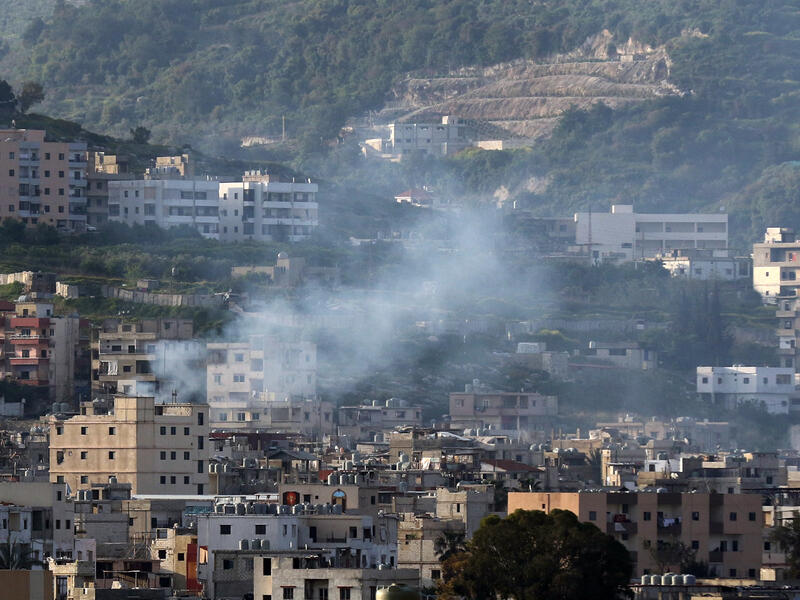 Smoke rises from clashes in Lebanon's Ain al-Hilweh's Palestinian refugee camp, 8 April 2017. (AFP/Mahmoud Zayyat)