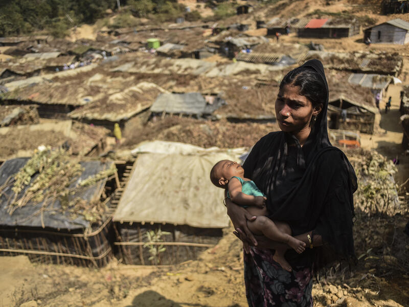 Rohingya refugees from Myanmar waiting for food aid in Kutupalong refugee camp near Cox's Bazar, Bangladesh (Shutterstock/File Photo)