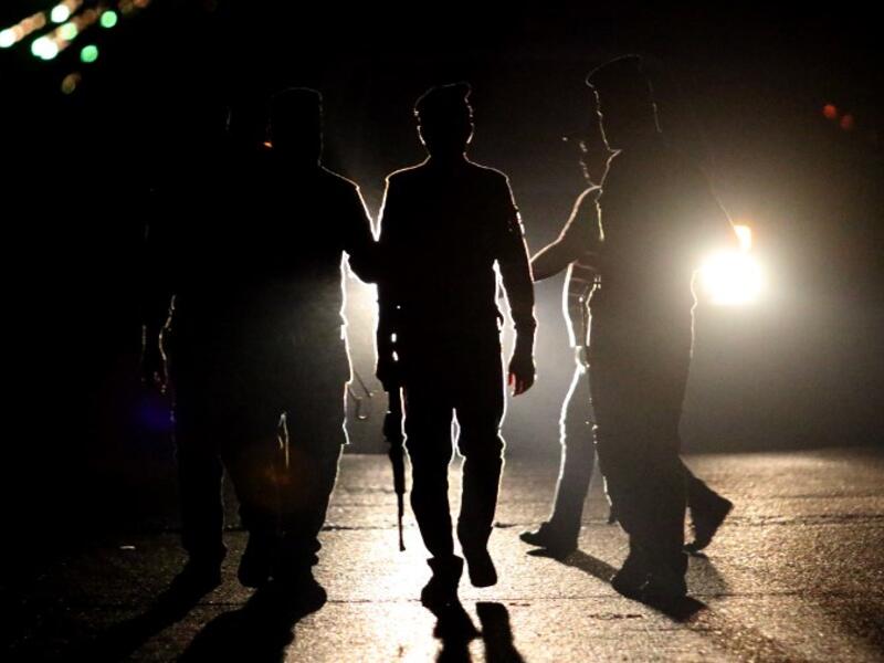 Iraqi security forces stand guard a street as protestors demonstrate against the government and the lack of basic services, on September 3, 2018 in the southern city of Basra. 
Haidar MOHAMMED ALI / AFP