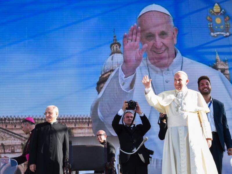 Pope Francis (R) waves as he arrives on stage for a meeting with youth on Piazza Politeama in Palermo on September 15, 2018, during his one-day visit on the occasion of the 25th anniversary of the killing by the mafia of Sicilian priest Pino Puglisi. 
Andreas SOLARO / AFP
