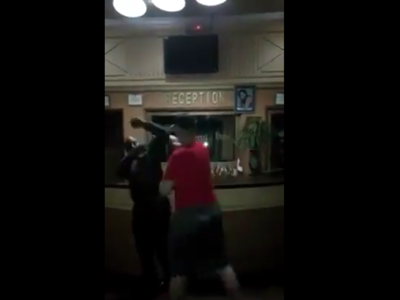 A screenshot was taken from a widely-shared video for an American citizen who went to attack and insult employees in a hotel in Uganda.
