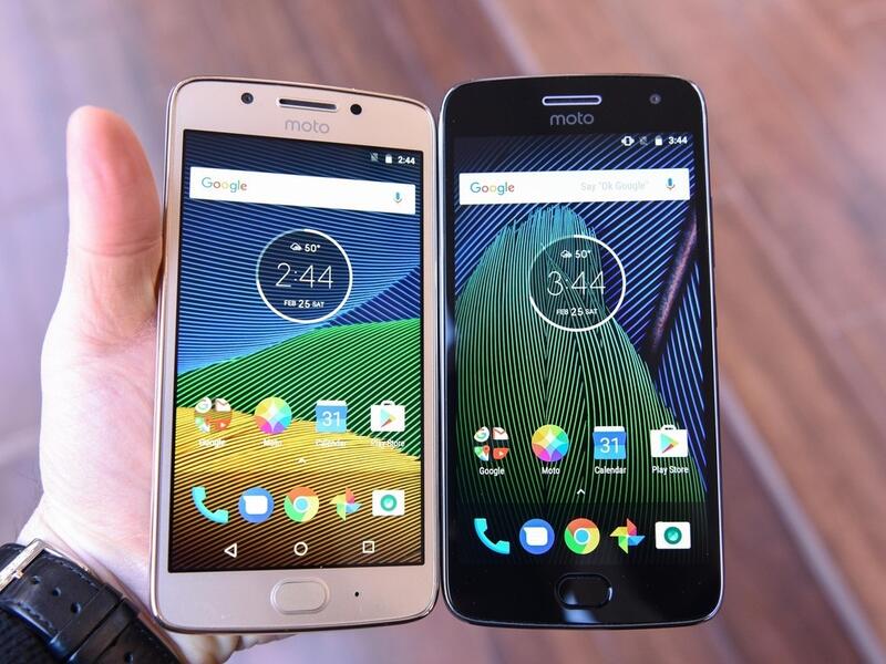 Moto G5 ، Moto G5 Plus : 
قياس G5 شاشته "5 إنش" بدقة عالية الوضوح، ويبلغ حجم ذاكرته 32 جيجابايت، وسعة البطارية تبلغ 2.800 ميلي أمبير. وسيكون PLUS حجم شاشته 5.2 إنش، وذاكرة 64 جيجابايت، ويمكن أن توسع إلى 128 جيجابايت، أما سعة البطارية فتبلغ 3 آلاف ميلي أمبير.