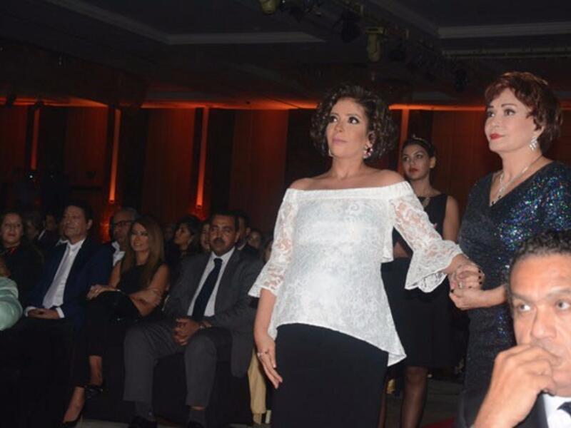 تناست الفنانة منى زكي آلام الحمل وحرصت على حضور حفل تكريمها من مؤسسة الأهرام منى وجدت صعوبة في الصعود على المسرح لتسلم درع تكريمها،وطلبت المساعدة من الفنانة لبلبة التي ساندتها قليلا وقامت بمساعدتها أيضا الإعلامية مريم أمين لتنزل من المسرح.