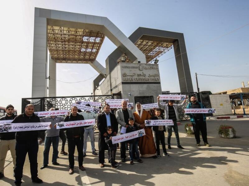 Palestinians protest against the closure of the Rafah crossing point between Egypt and the southern Gaza Strip and the Israeli blockade on the territory, on January 24, 2019 in Rafah. 
SAID KHATIB / AFP