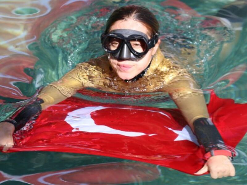 The first Turkish woman to dive without air tanks in Antarctica. (Twitter)