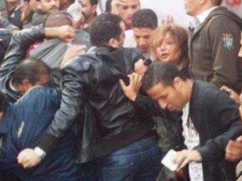 Laila Elwi apparently getting attacked in Tahrir