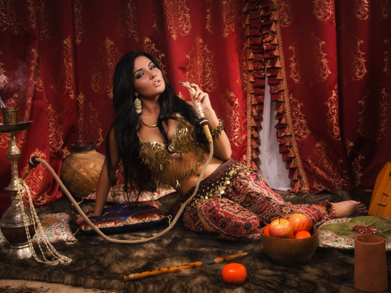 Don’t laze about! Women lying on the ground or lounging in the presence of men is considered ‘3aib’ as it is sexually suggestive. Or maybe you getting too chill is just not okay. No Arab-man-pose for you, ladies! 