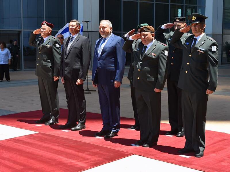 Lieberman with IDF officers