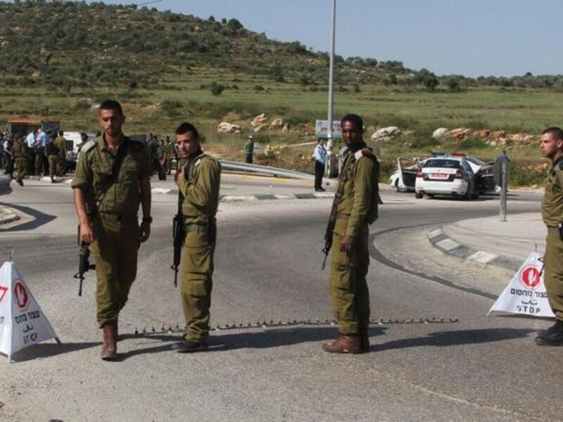 Israeli security forces gather near the site where an Israeli settler was stabbed in the Tapuah junction near the northern West Bank city of Nablus (AFP PHOTO /JAAFAR ASHTIYEH)