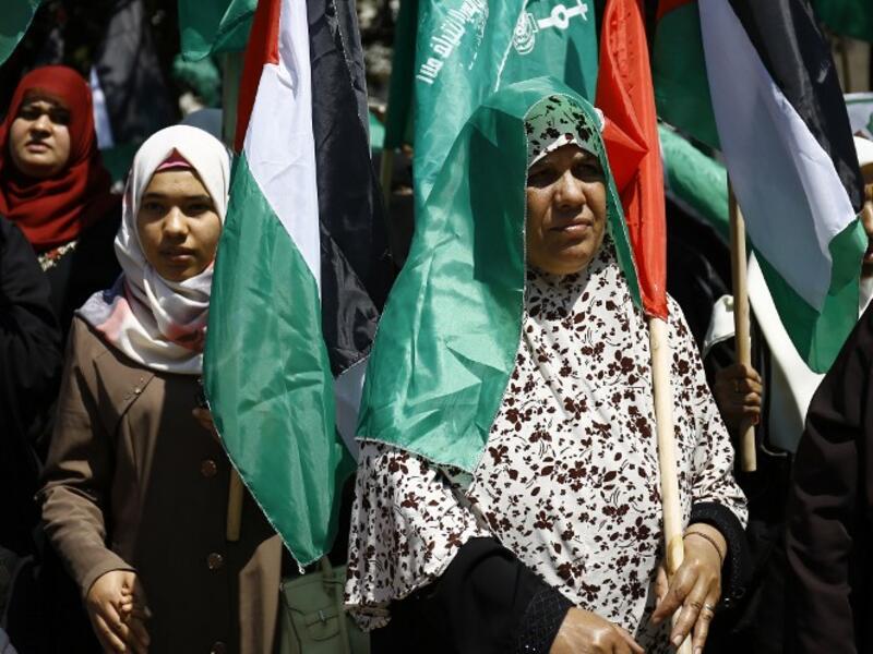 Protesters take part in a rally in Gaza City to show their suppport to the Palestinians detained in Israeli jails who launched a hunger strike on April 17, 2017. (AFP/Mohammed Abed)
