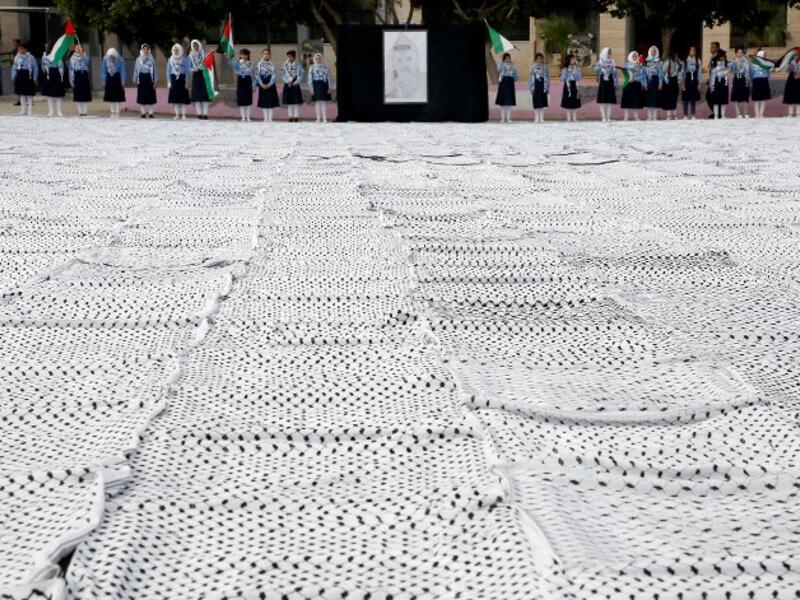 The largest Keffiyeh with a size of one thousand four hundred Meter square in dura. (HAZEM BADER / AFP)