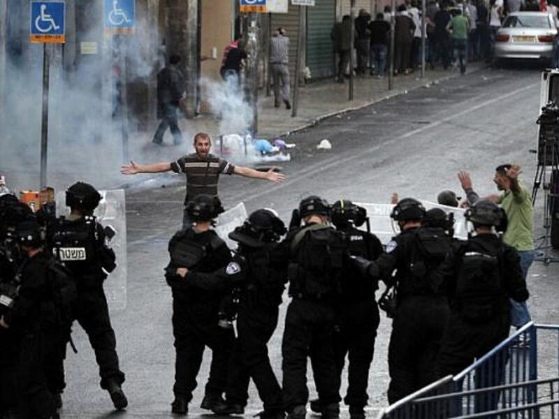 Palestinian protester arguing with Israeli police during clashes in East Jerusalem (AFP/ AHMAD GHARABLI)

