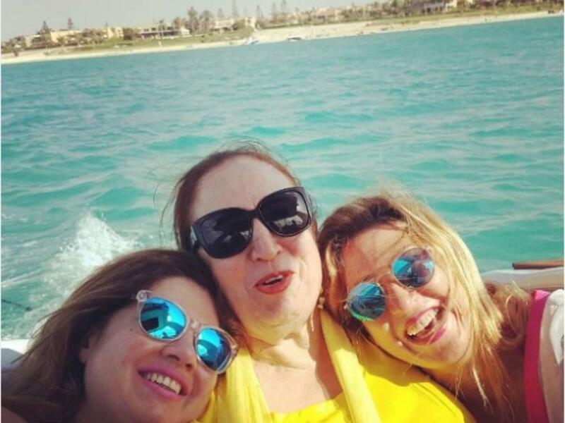 نشرت الممثلة المصرية رانيا فريد شوقي عبر صفحتها الخاصة على احد مواقع التواصل الإجتماعي، صورة لها مع والدتها سهير الترك وشقيقتها عبير، وهن على الشاطئ. وعلّقت شوقي على الصورة، قائلة: “الحب يارب يخليكي يا أمي احنا من غيرك ولا حاجة”.