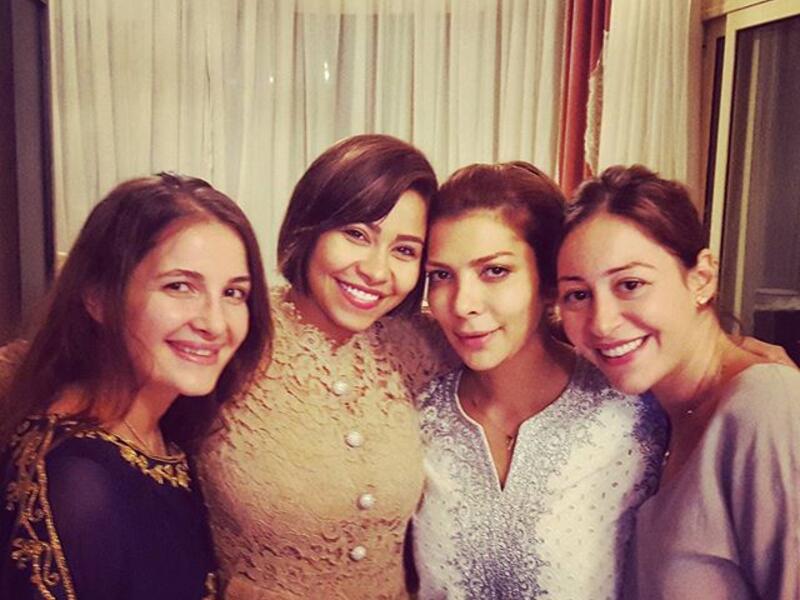 كشفت شام عن إفطار والدتها الفنانة أصالة الذي دعت إليه المقربين منها في الوسط الفني ونشرت شام صورةً لها مع والدتها إلى جانب الفنانة شيرين عبد الوهاب والممثلة منة شلبي واللافت أنّ شام وأصالة بالإضافة إلى شيرين ومنة ظهرن بالصورة بوجه خالٍ من المستحضرات التجميلية.