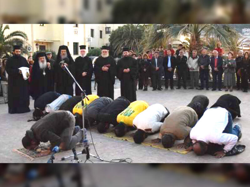 Greek priests and Muslim refugees offered a prayer together for the hundreds of refugees and migrants who perished in the Aegean Sea while trying to reach Europe for a better life. The prayer service took place on the island of Lesbos, the main landing point in 2015 for refugees braving the sea crossing from Turkey to Greece.
