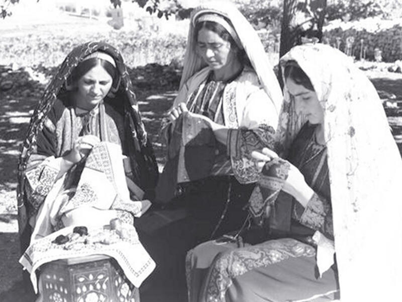 Ramallah, 1939-45. Traditionally, women used to gather to work on their embroidery projects, an occasion during which stories were not only told but became woven into the women’s embroideries. (Palestyle)
