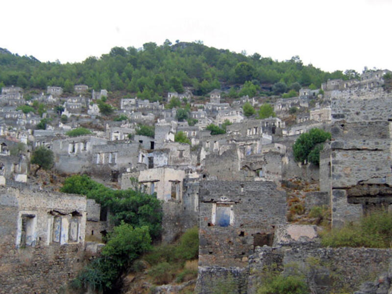 First glance might suggest Turkey’s Kayakok was abandoned long ago in an epic, centuries-old battle, but it’s actually only been empty since the 1920s. After the fall of the Ottoman Empire, fierce clashes between the Greek Orthodox community in newly-etched Turkey, and Muslim Turks in Greece ended in a population exchange and an empty Kayakok.